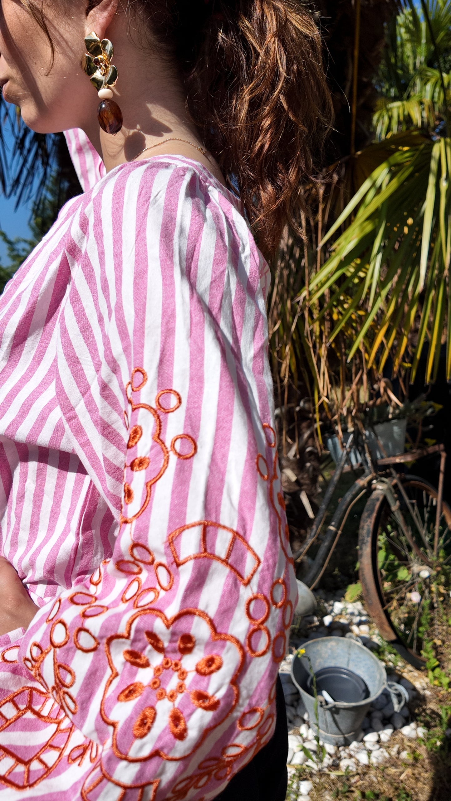 Blouse rayée rose à broderies